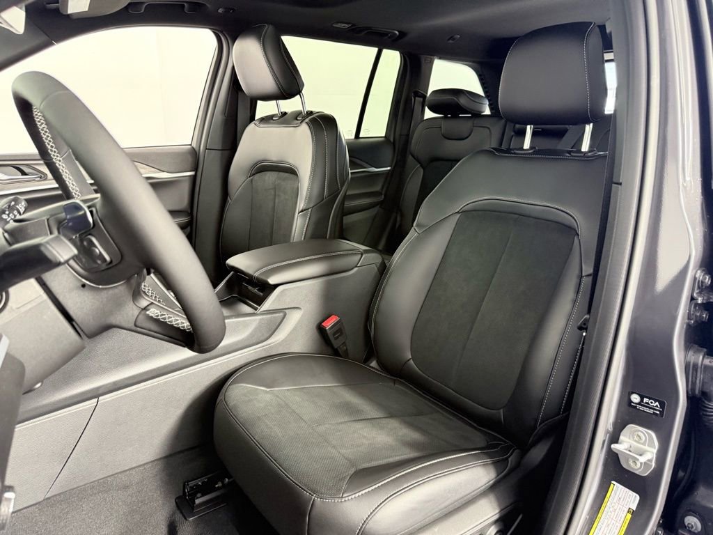 New 2026 Jeep Grand Cherokee Altitude image 10