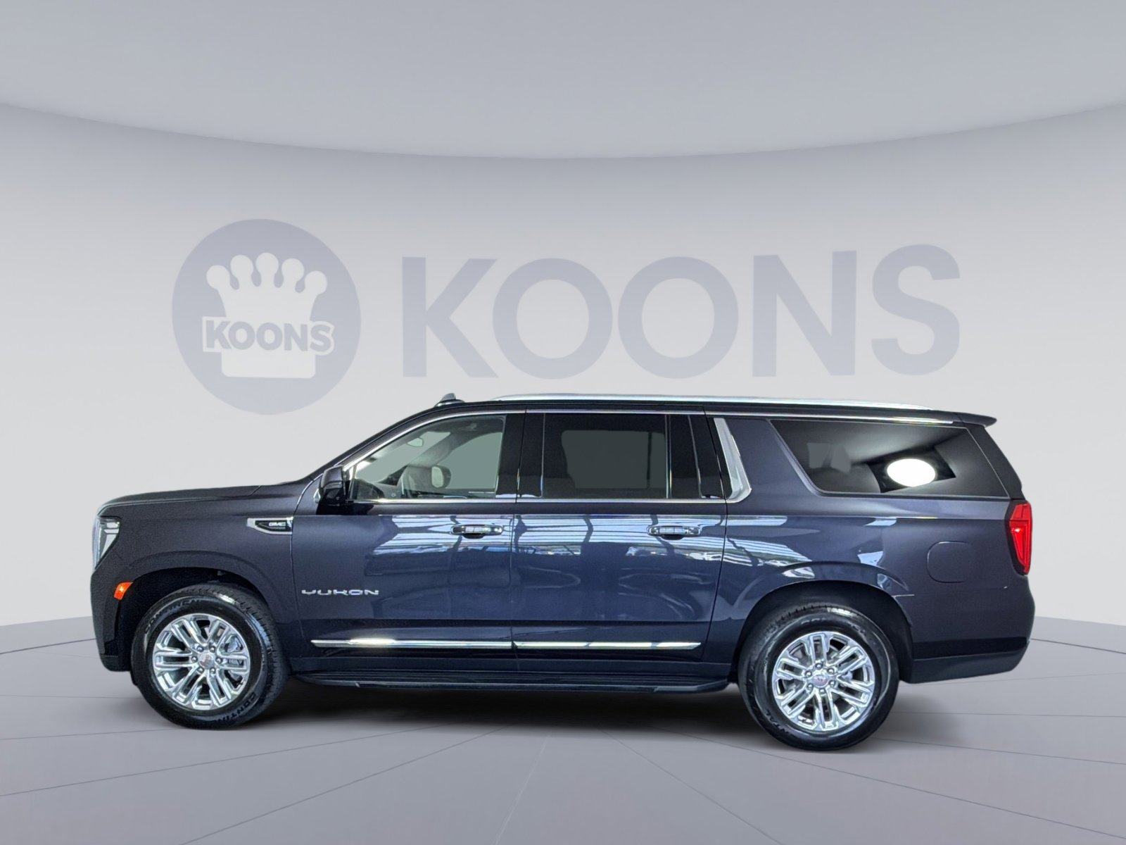 Used 2023 GMC Yukon XL SLT w/ SLT Premium Package image 2