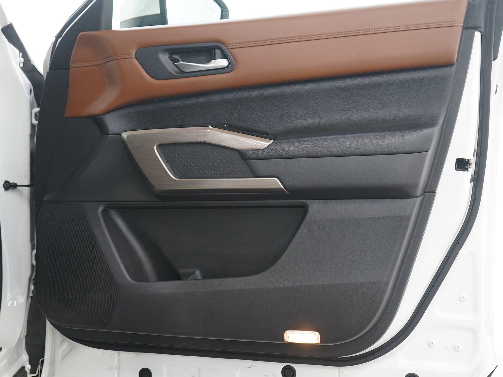 Used 2022 Nissan Pathfinder Platinum w/ Cargo Package image 11