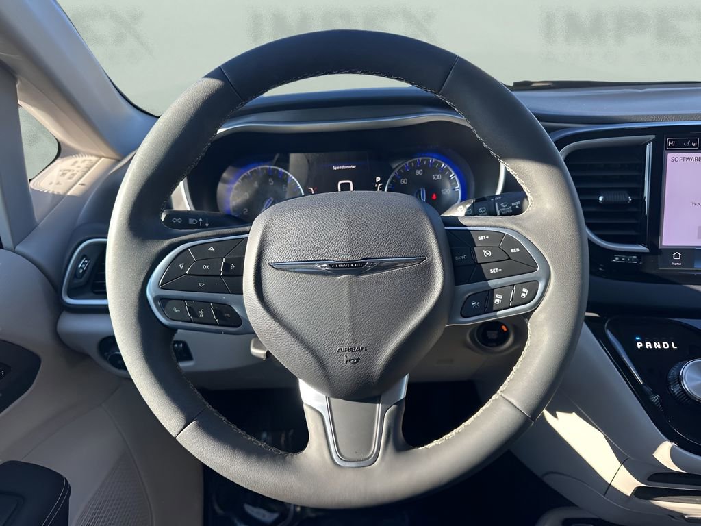 Used 2024 Chrysler Pacifica Touring-L image 15
