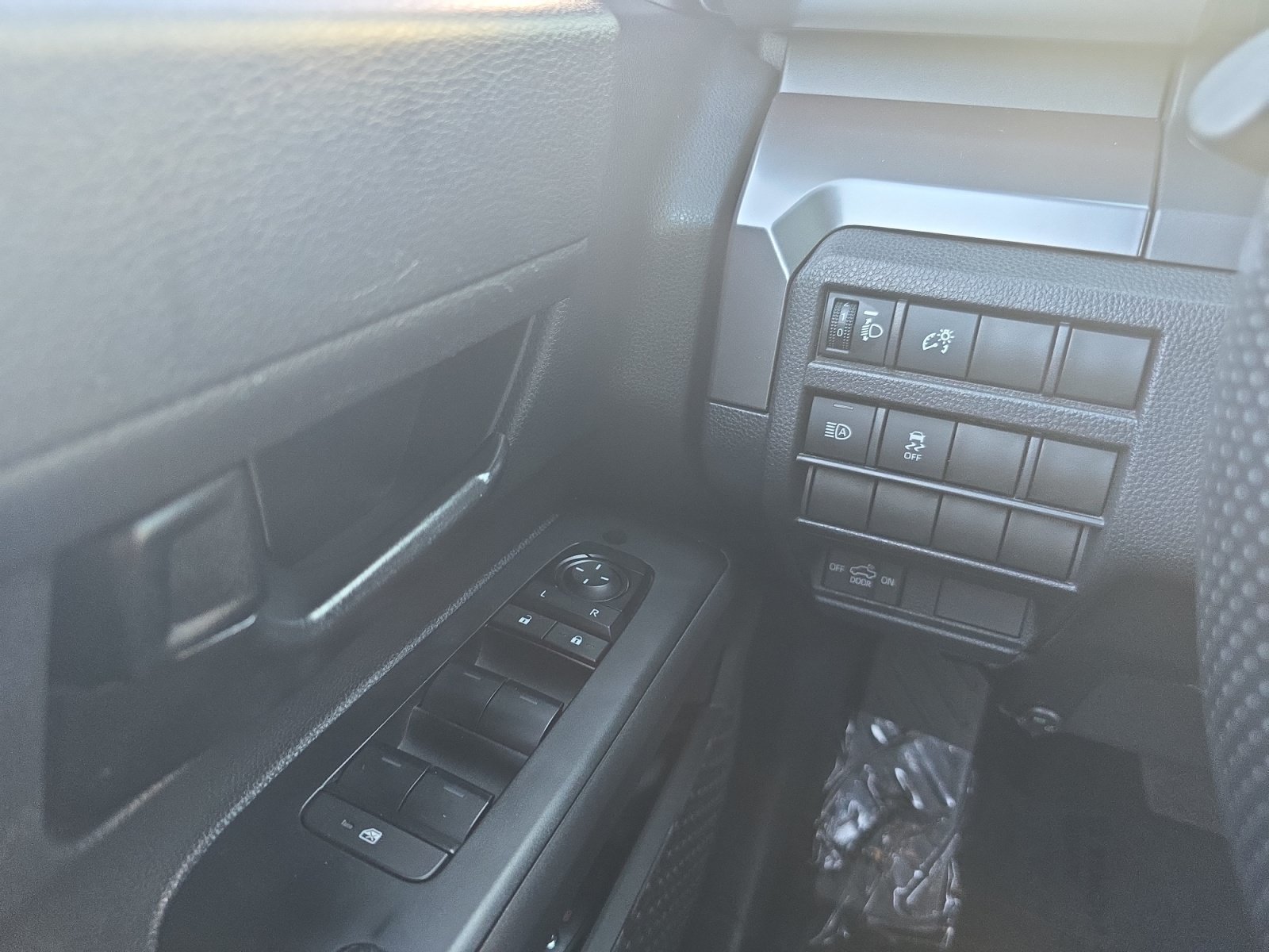 Certified 2025 Toyota Tacoma SR5 AWD/4WD image 17