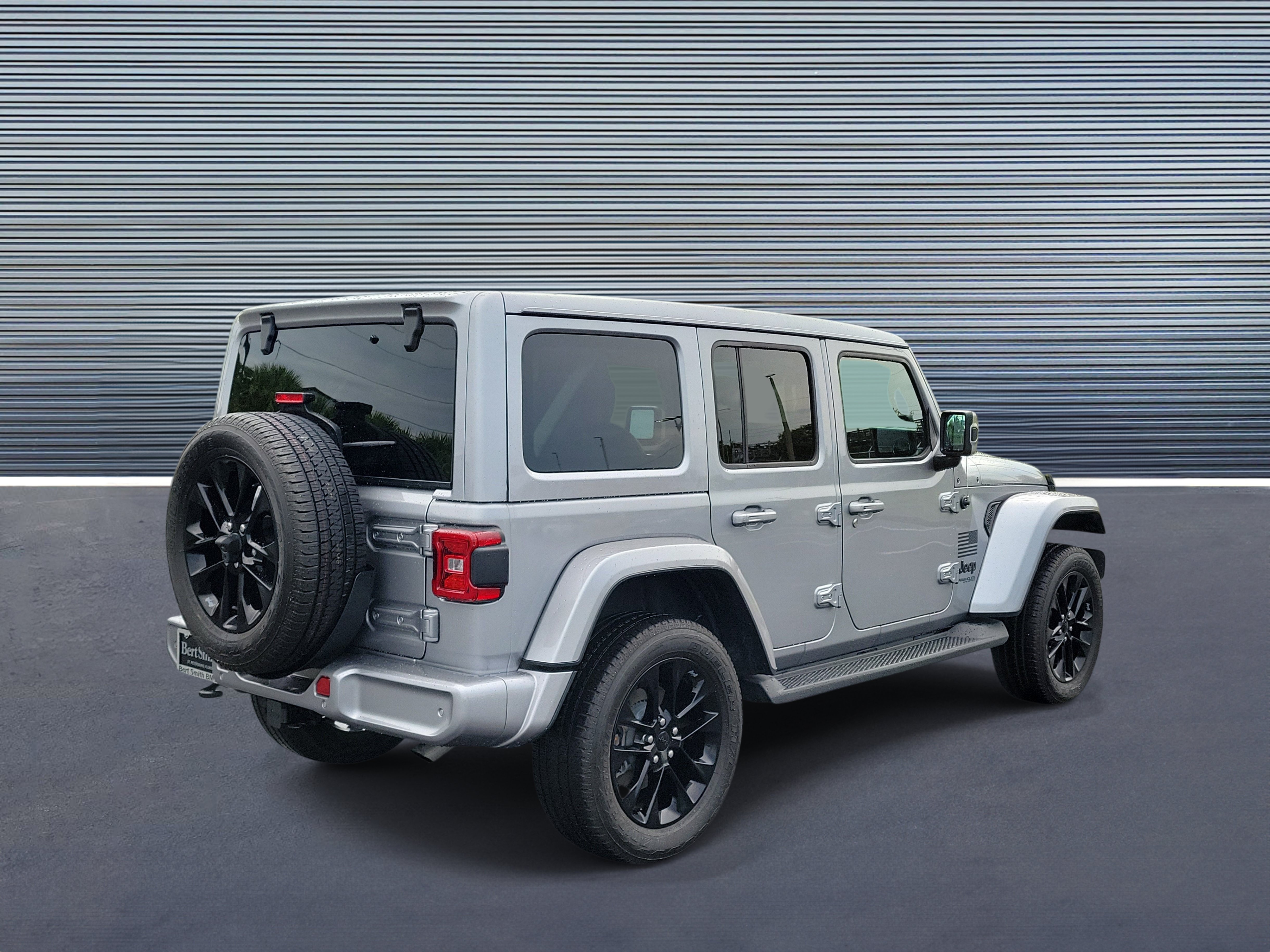 Used 2021 Jeep Wrangler Unlimited Sahara AWD/4WD image 3