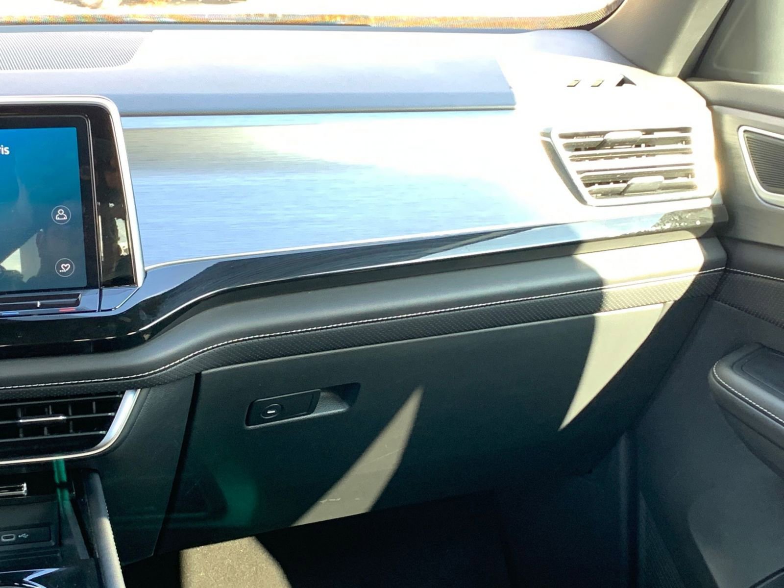 Used 2025 Volkswagen Atlas Cross Sport SE image 35