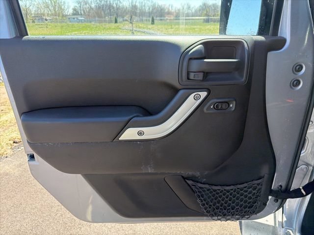 Used 2014 Jeep Wrangler Unlimited Sahara w/ Connectivity Group AWD/4WD image 16