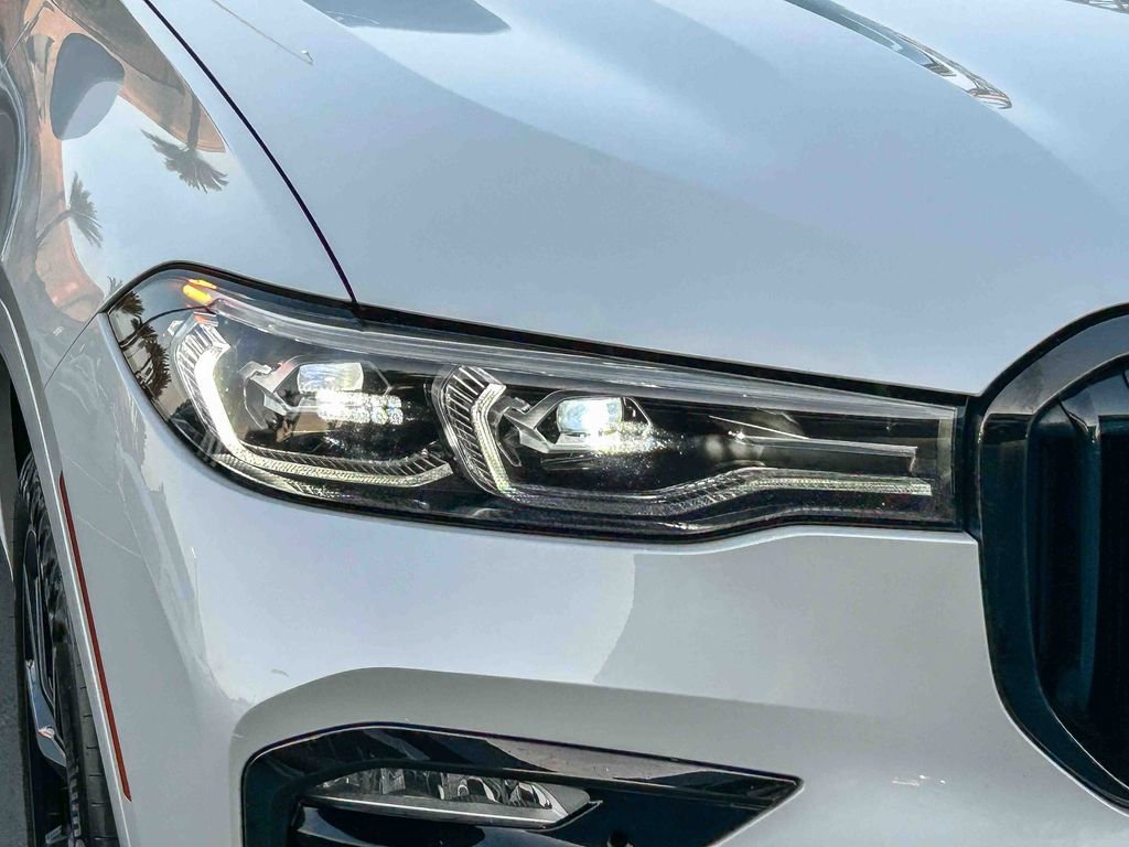 Used 2020 BMW X7 xDrive40i w/ M Sport Package AWD/4WD image 4