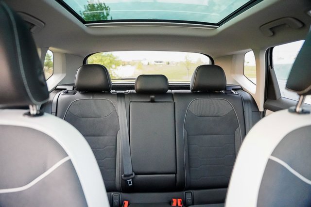 Certified 2025 Volkswagen Taos SE w/ Panoramic Sunroof Package image 37