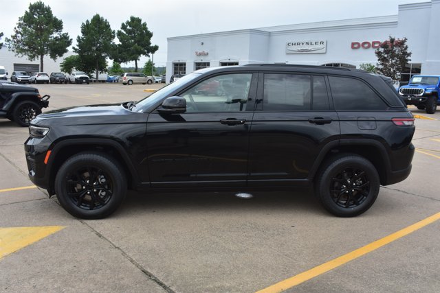 Used 2024 Jeep Grand Cherokee Altitude RWD image 8
