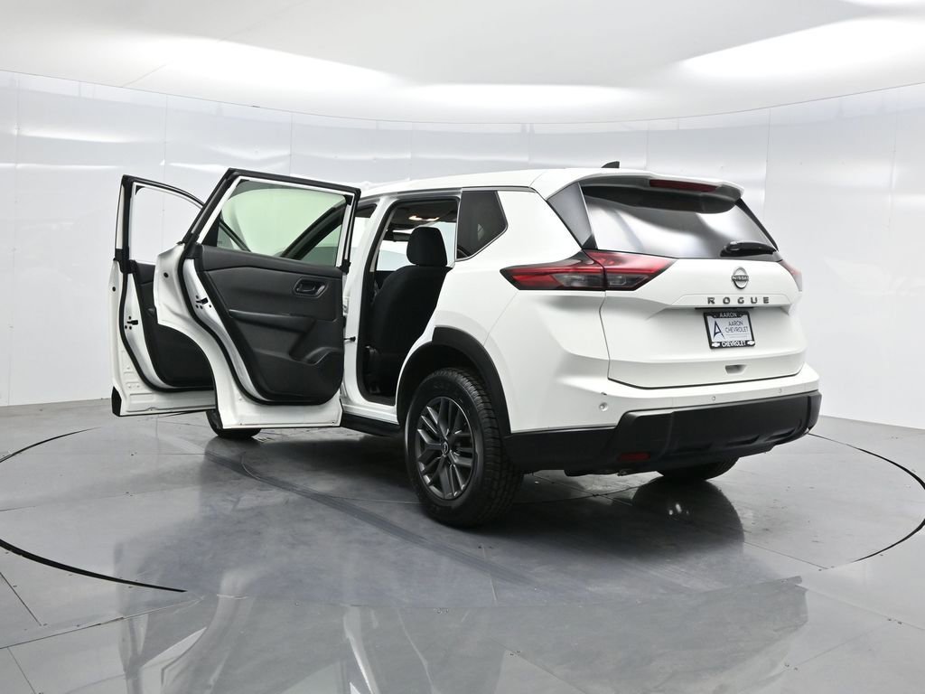Used 2024 Nissan Rogue S image 49