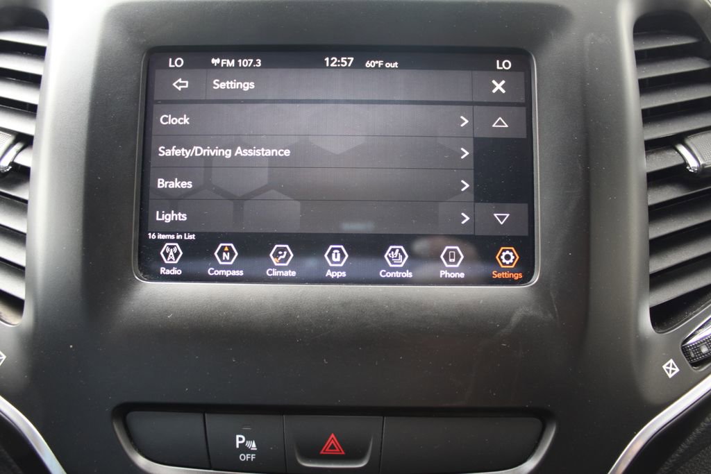 Used 2019 Jeep Cherokee Latitude Plus w/ Comfort/Convenience Group AWD/4WD image 32