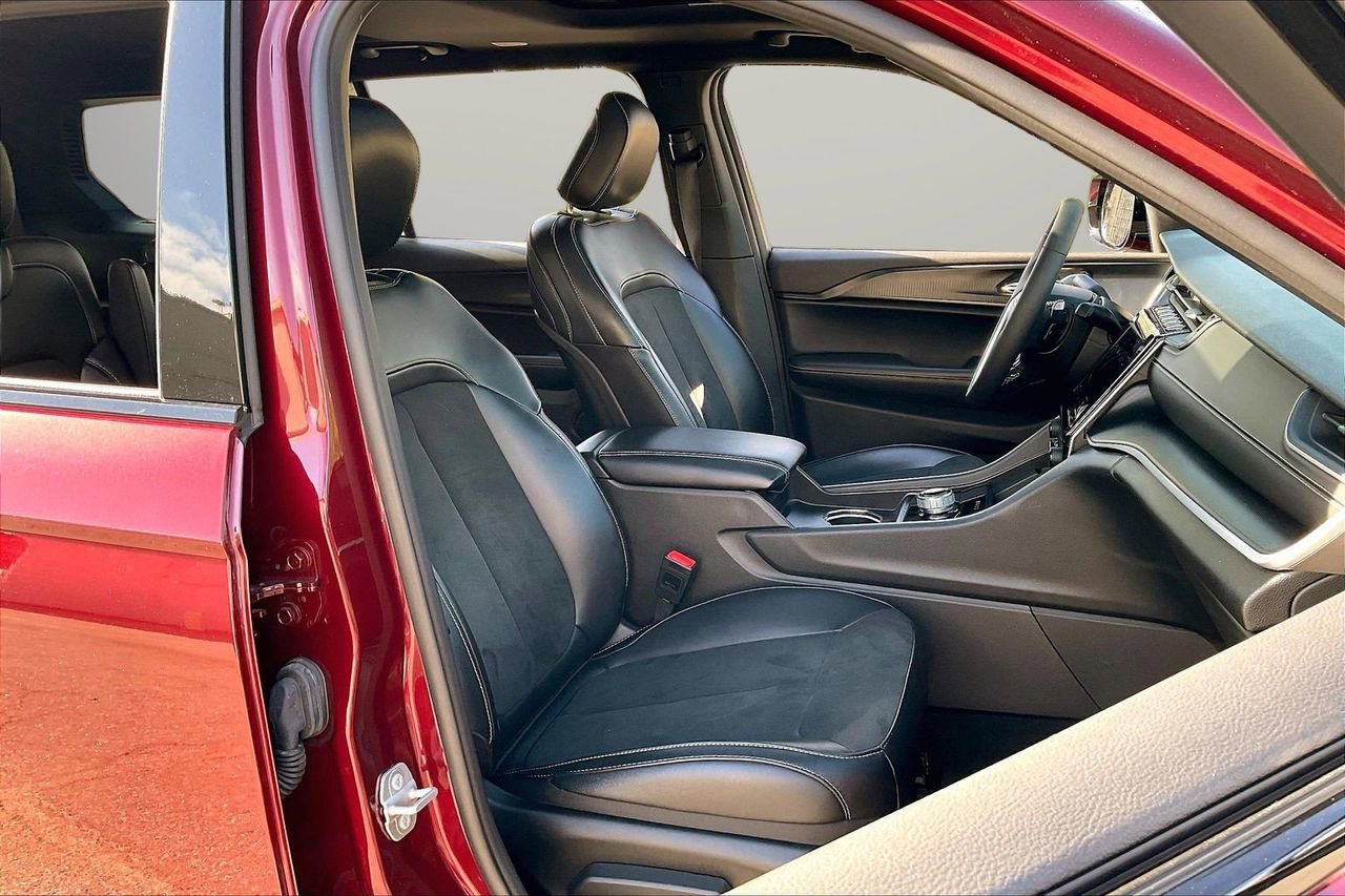 Certified 2025 Jeep Grand Cherokee L Altitude AWD/4WD image 24