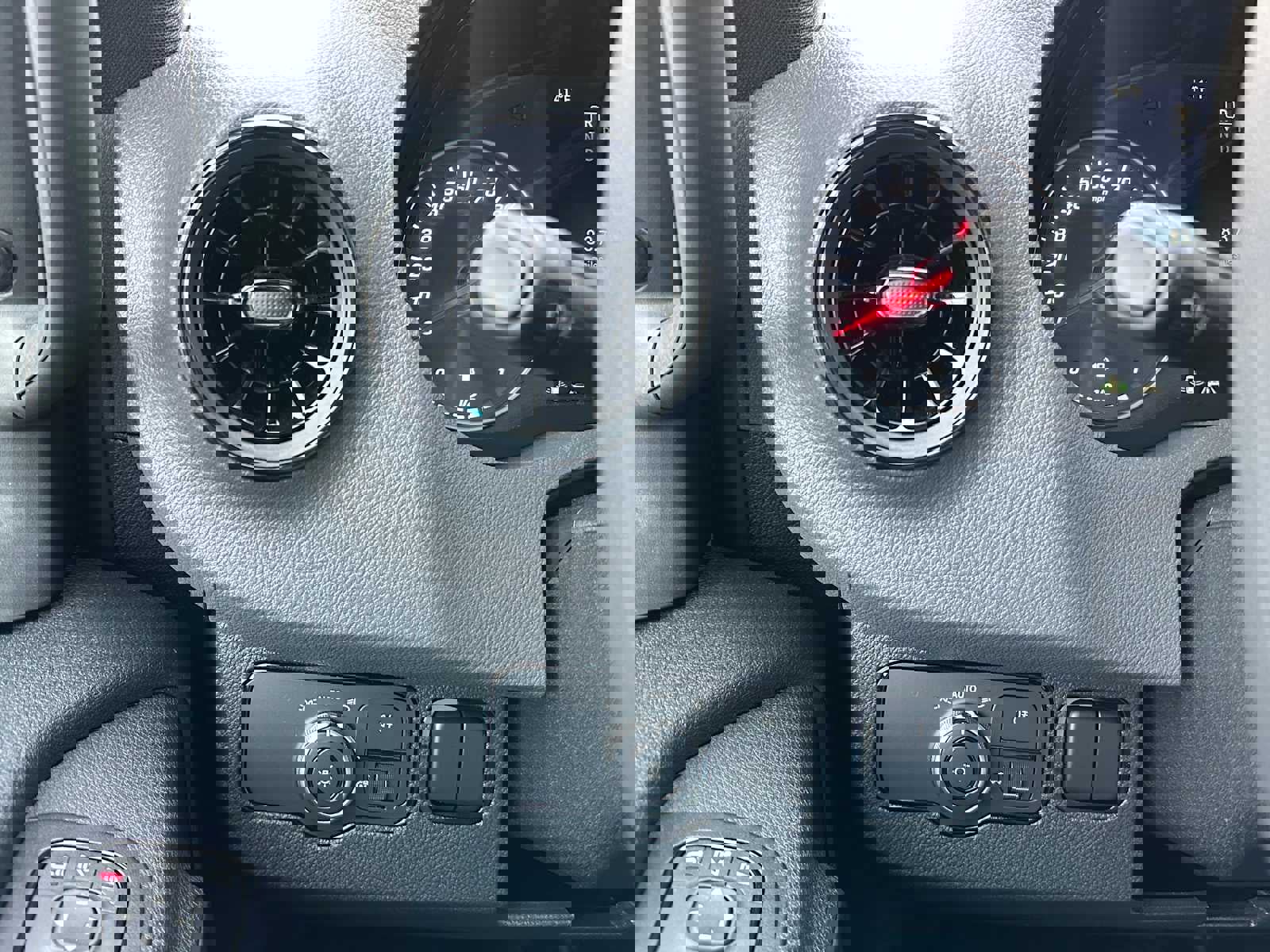 Used 2024 Mercedes-Benz Sprinter 2500 image 33