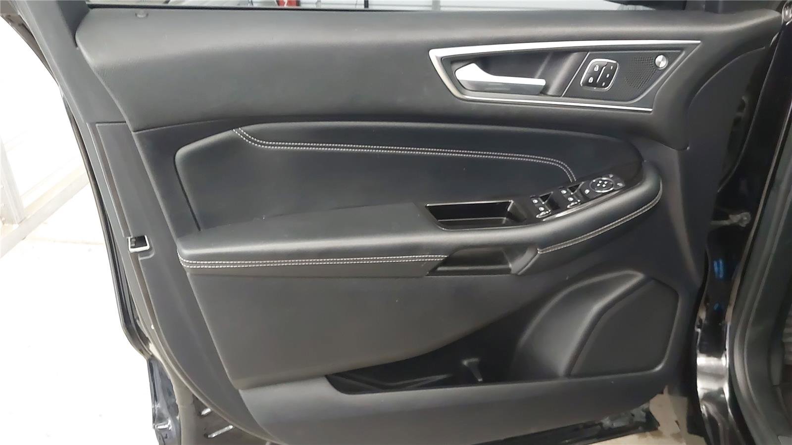 Used 2019 Ford Edge Titanium image 22