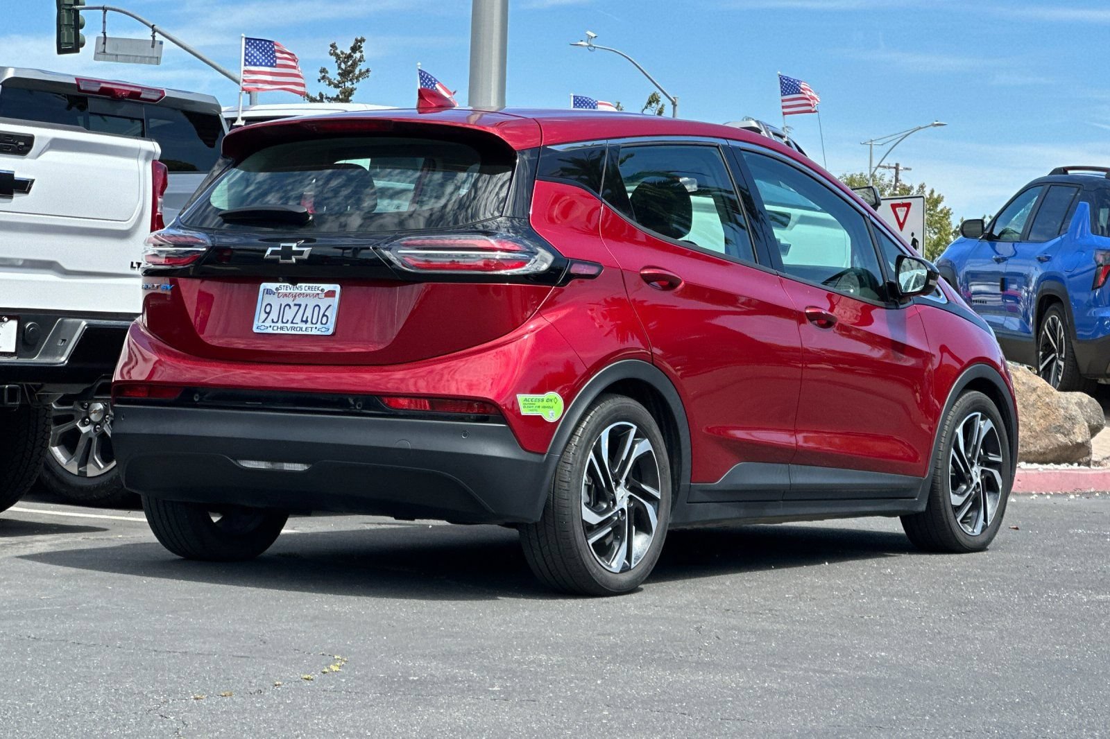Used 2023 Chevrolet Bolt LT w/ Infotainment Package FWD image 5