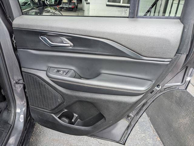 Used 2023 Jeep Grand Cherokee Altitude AWD/4WD image 19
