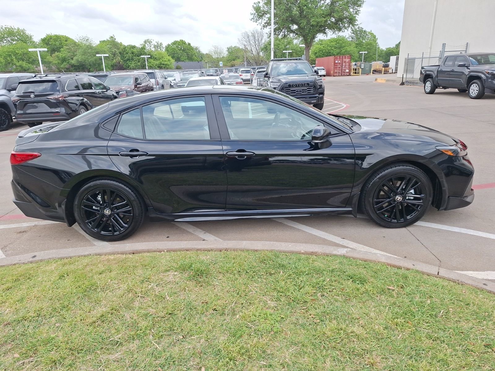 Used 2025 Toyota Camry SE FWD image 7