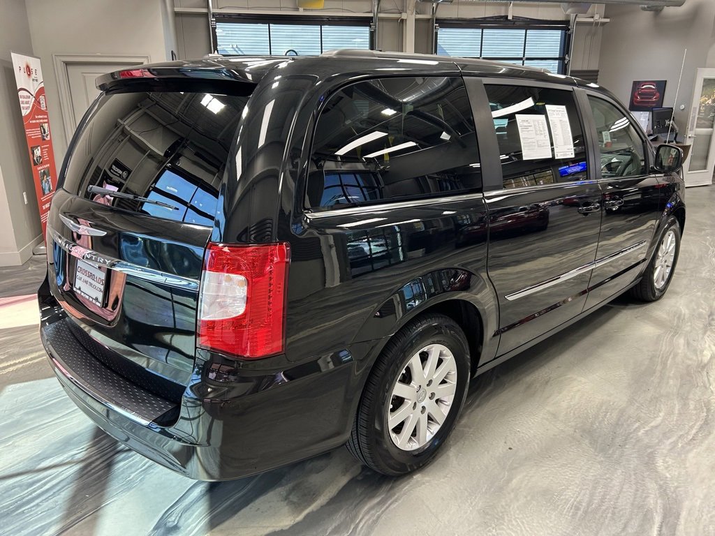 Used 2015 Chrysler Town & Country Touring image 27