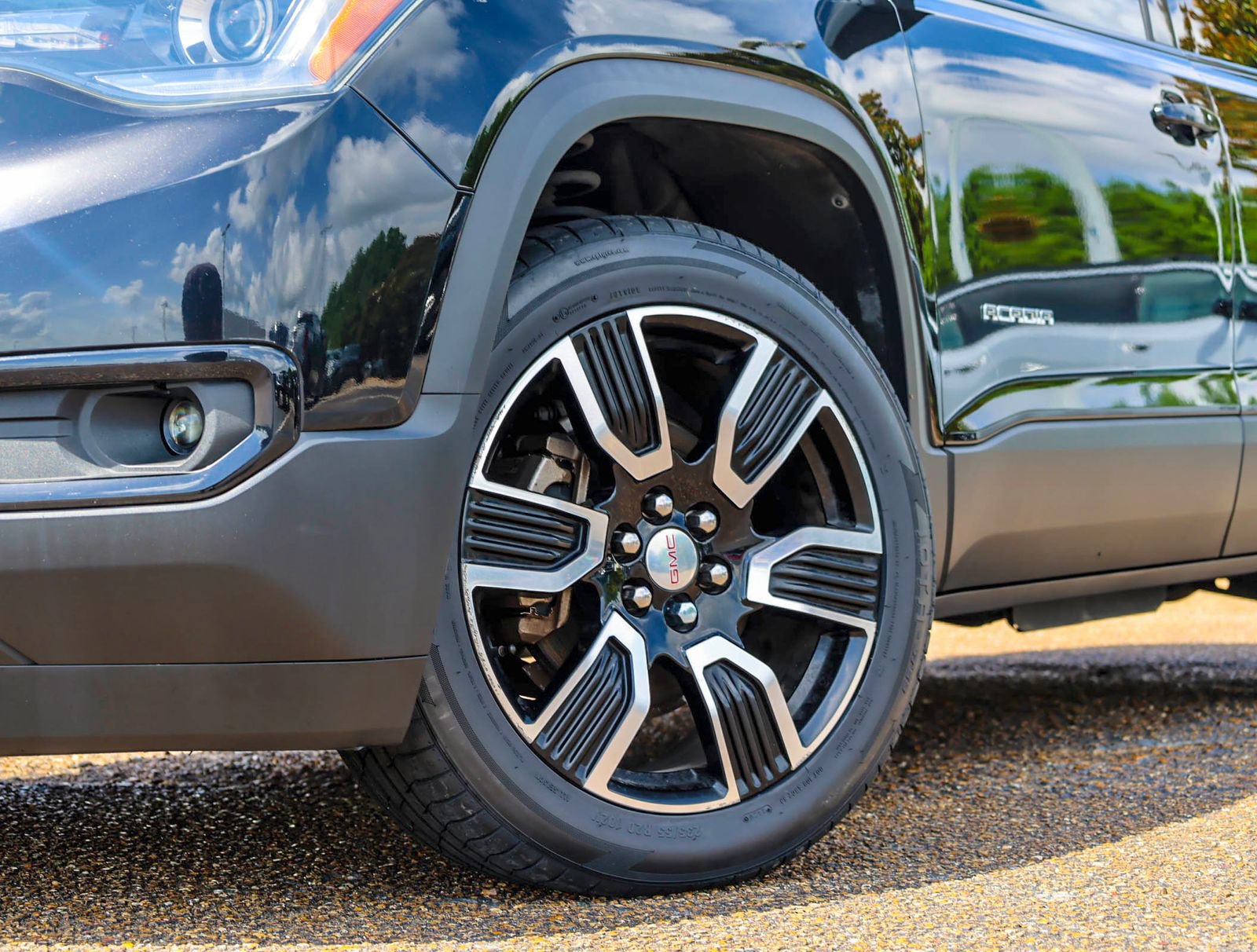 Used 2019 GMC Acadia SLT w/ Black Edition FWD image 2