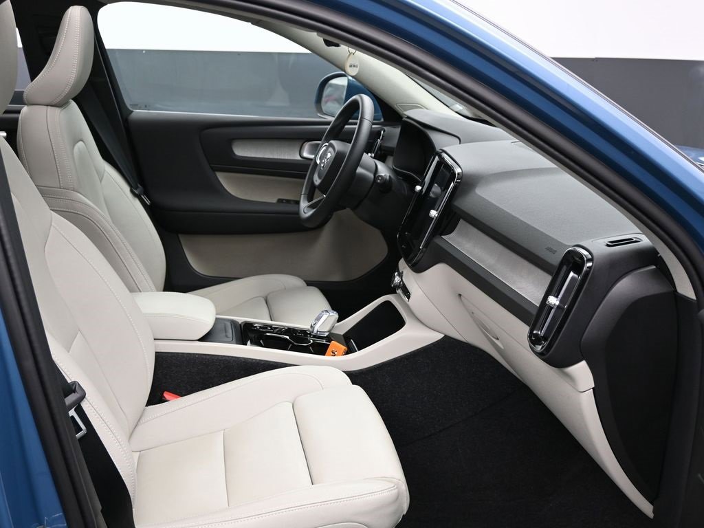 Used 2024 Volvo XC40 B5 Ultimate w/ Protection Package image 35