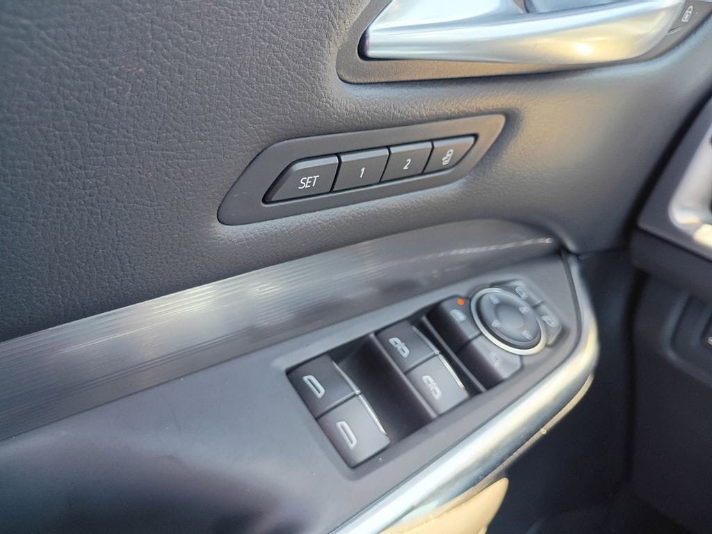 Used 2025 Cadillac XT4 Premium Luxury FWD image 20