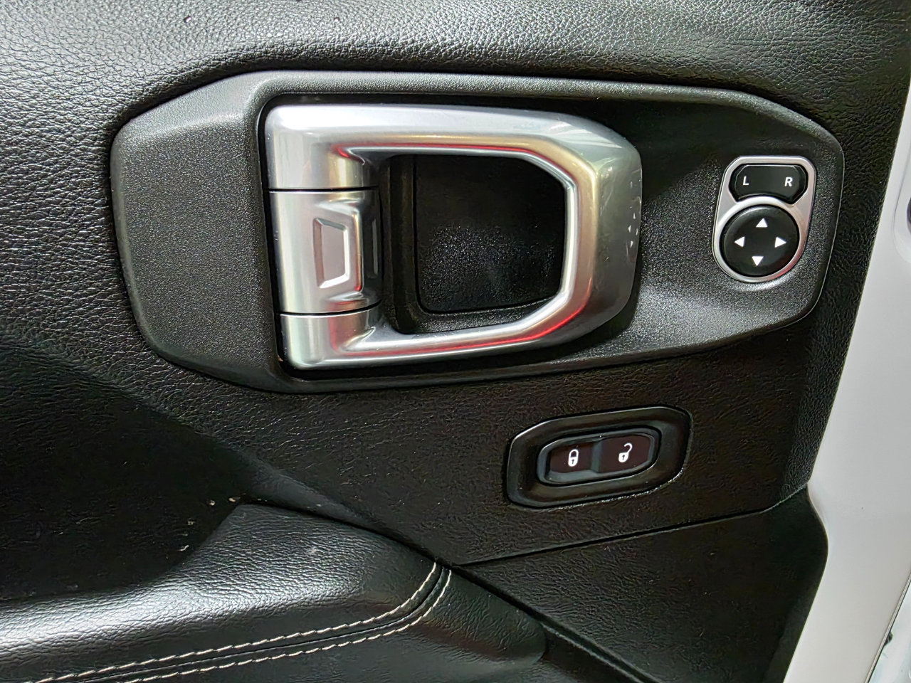 Used 2020 Jeep Wrangler Unlimited Sahara w/ Uconnect 4C Nav & Sound Group image 18