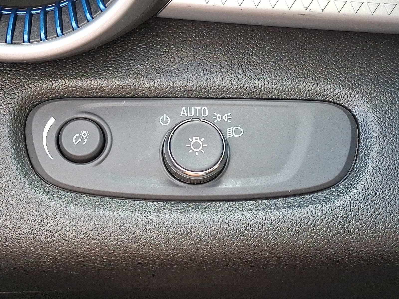 Used 2025 Chevrolet Trax LS image 25