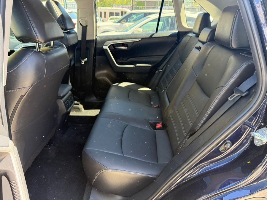 Used 2022 Toyota RAV4 XLE Premium AWD/4WD image 9