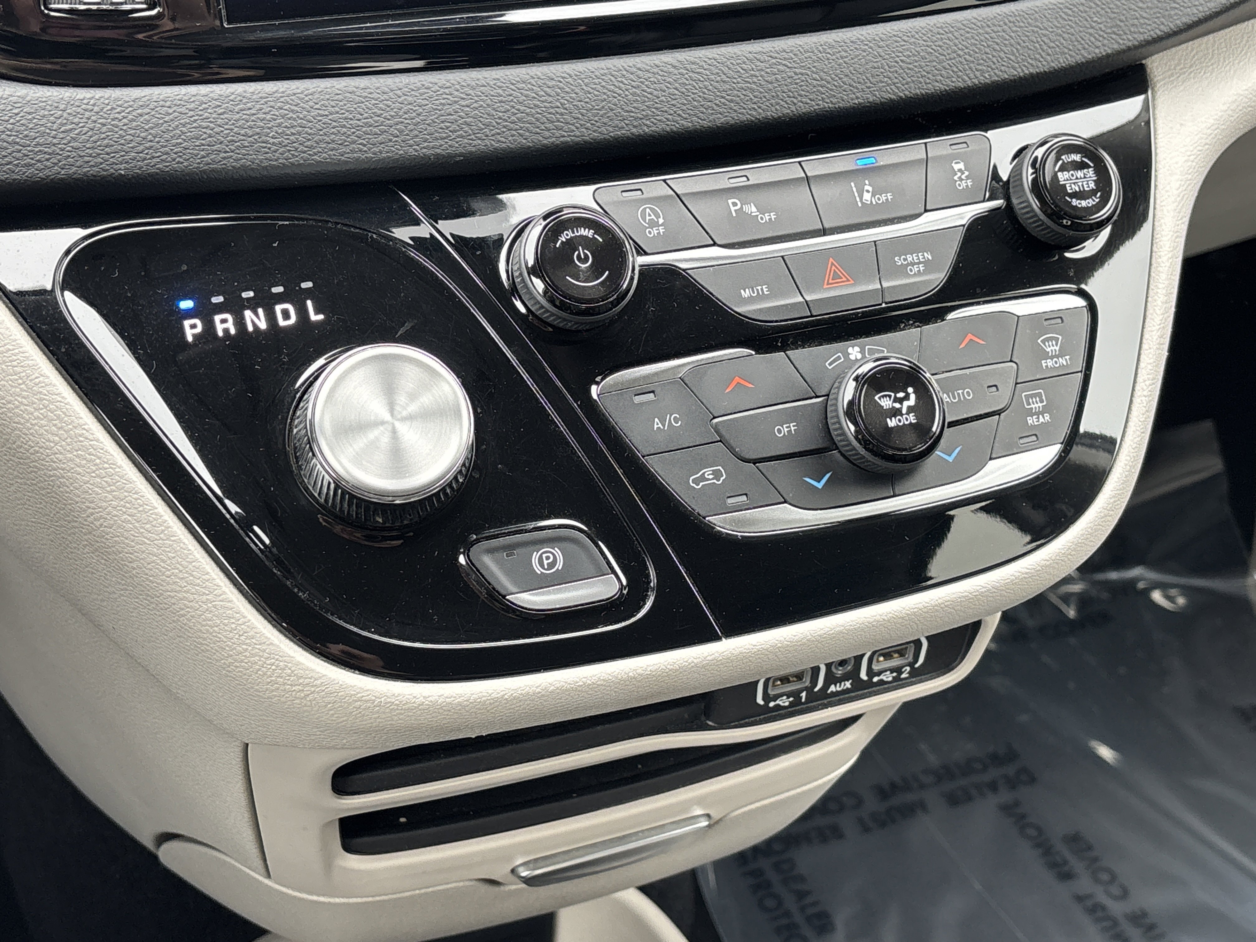 Used 2023 Chrysler Pacifica Touring-L FWD image 23