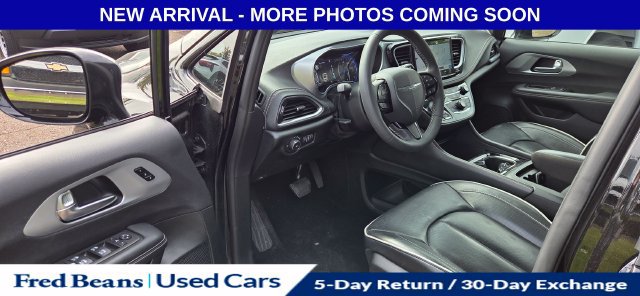 Used 2025 Chrysler Pacifica Limited FWD image 15