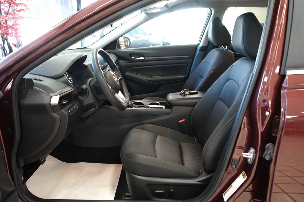 Used 2024 Nissan Altima 2.5 SV FWD image 25