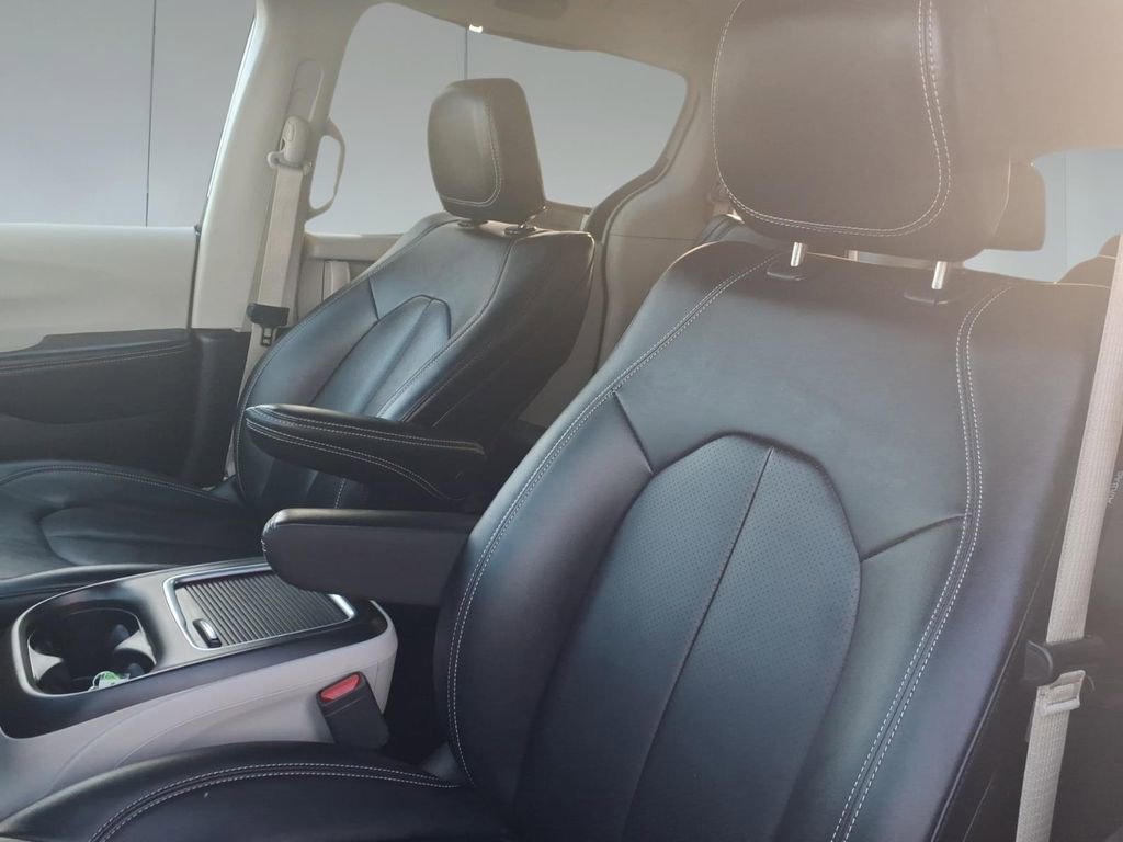 Used 2024 Chrysler Pacifica Touring-L image 13