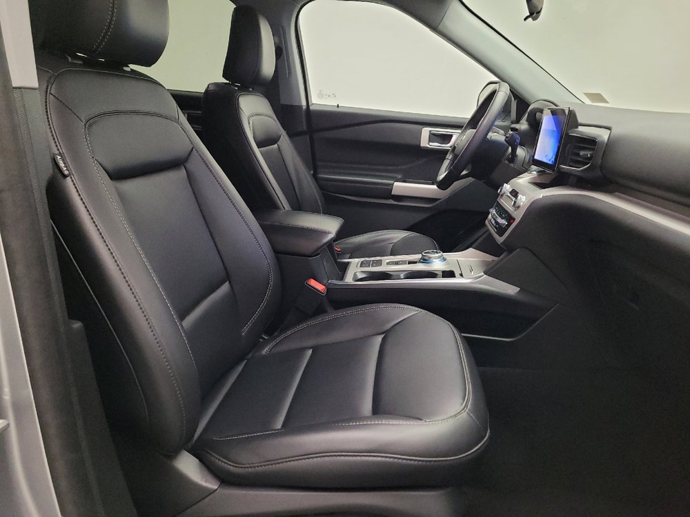 Used 2024 Ford Explorer XLT w/ Equipment Group 202A RWD image 21