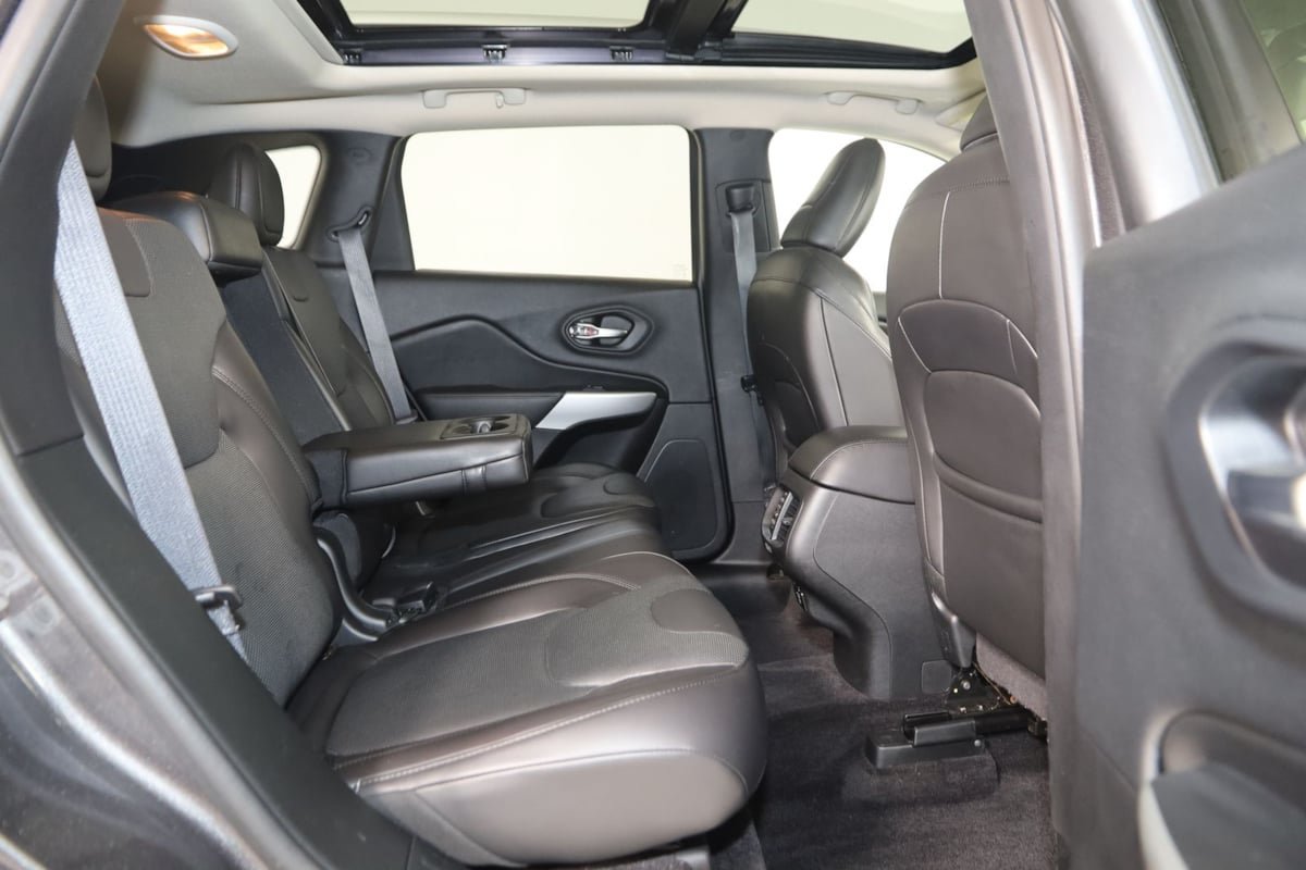 Used 2018 Jeep Cherokee Overland AWD/4WD image 14