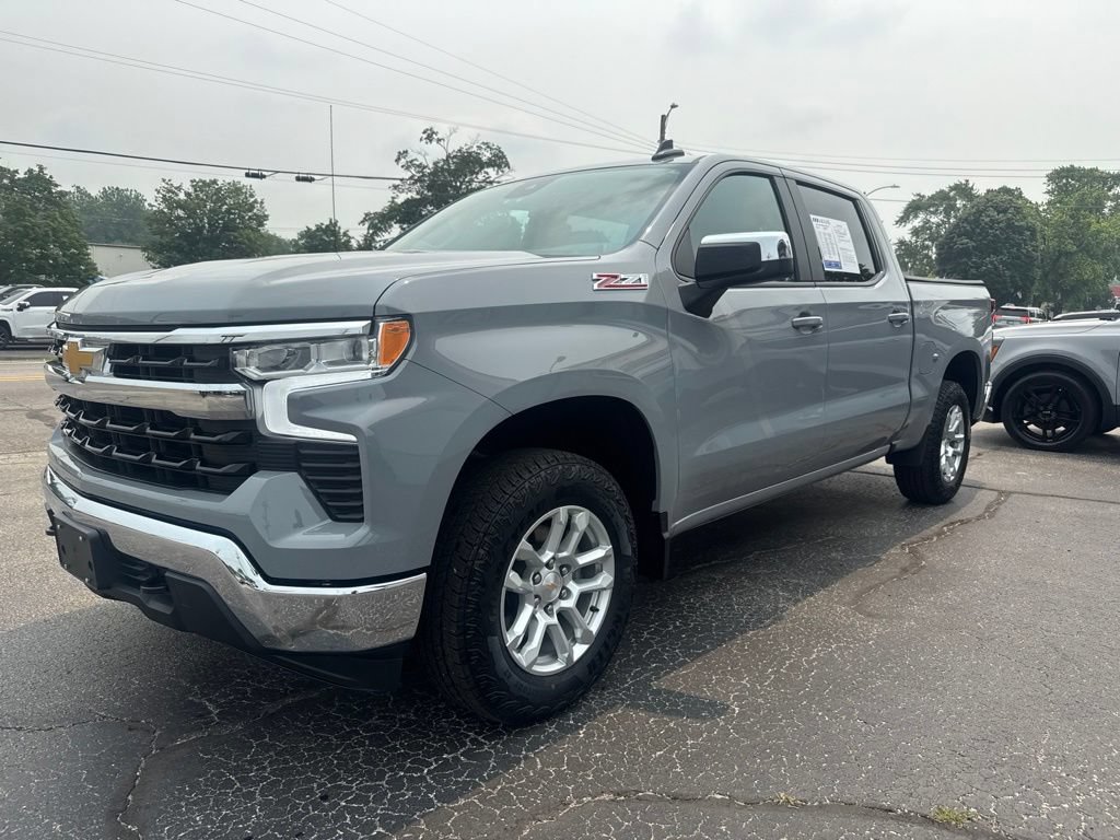 Used 2024 Chevrolet Silverado 1500 LT AWD/4WD image 3