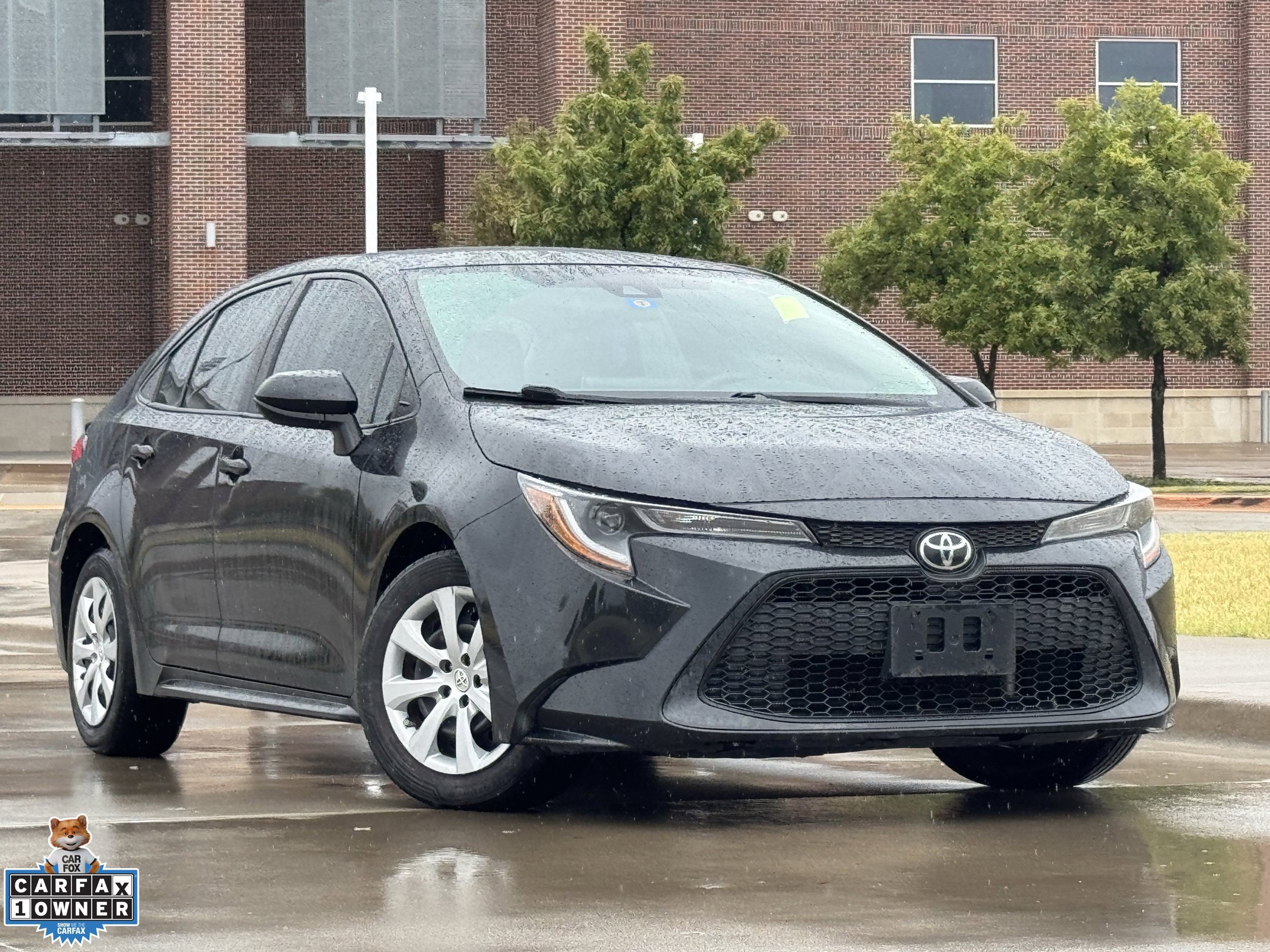 Used 2020 Toyota Corolla LE FWD image 2