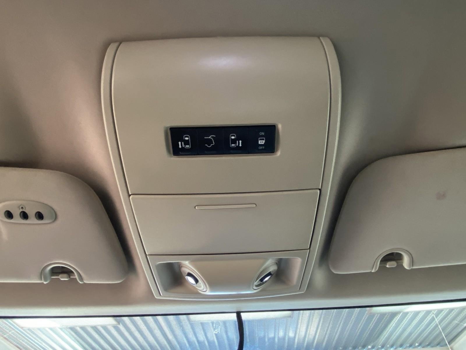 Used 2014 Chrysler Town & Country Touring image 26