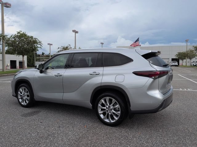 Used 2024 Toyota Highlander Limited FWD image 6