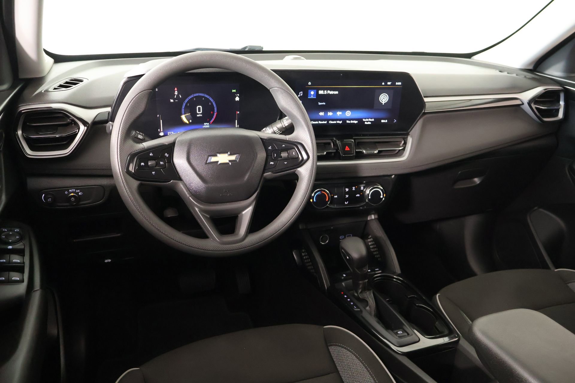 Used 2025 Chevrolet TrailBlazer LT AWD/4WD image 2
