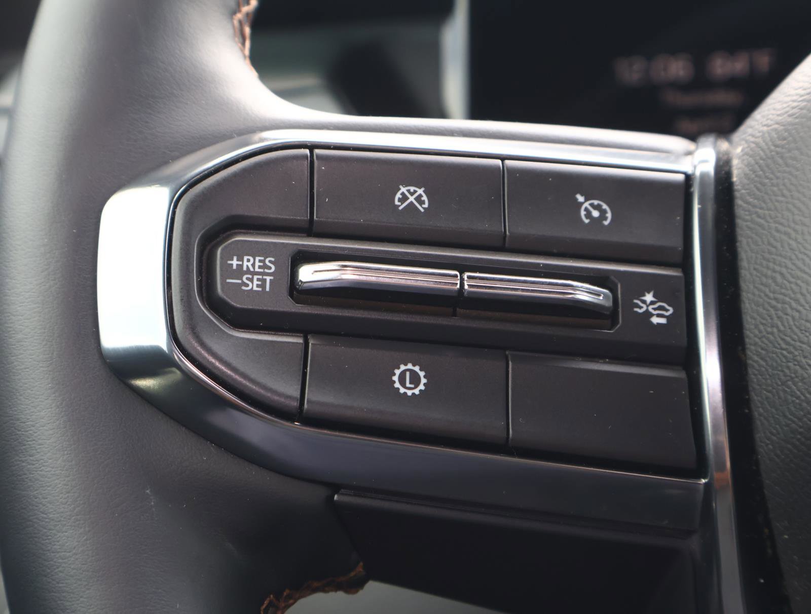 Used 2024 GMC Acadia AT4 w/ Luxury Package image 28
