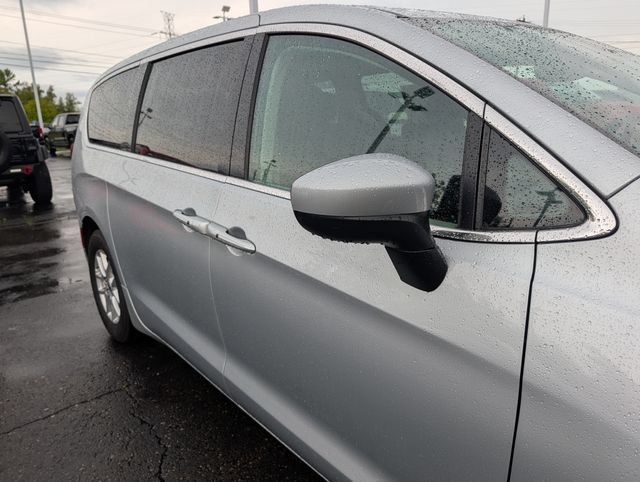 Used 2023 Chrysler Voyager LX FWD image 8