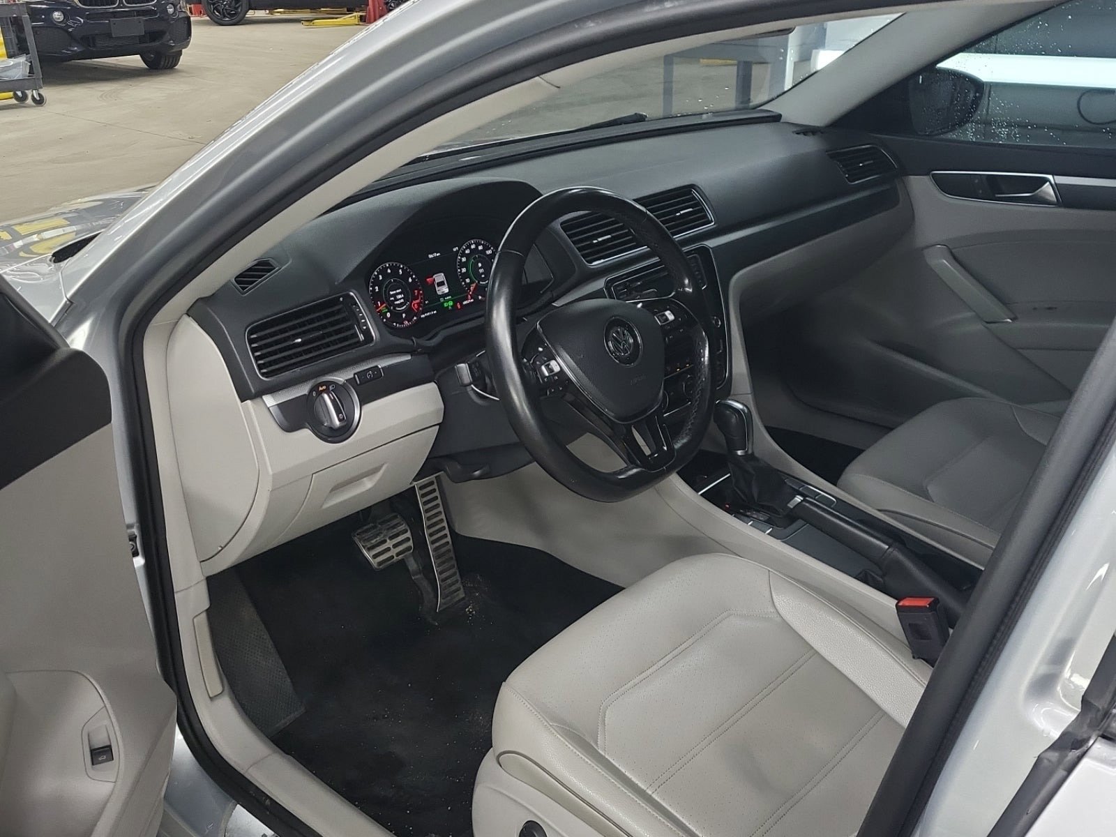 Used 2018 Volkswagen Passat 2.0T R-Line image 6