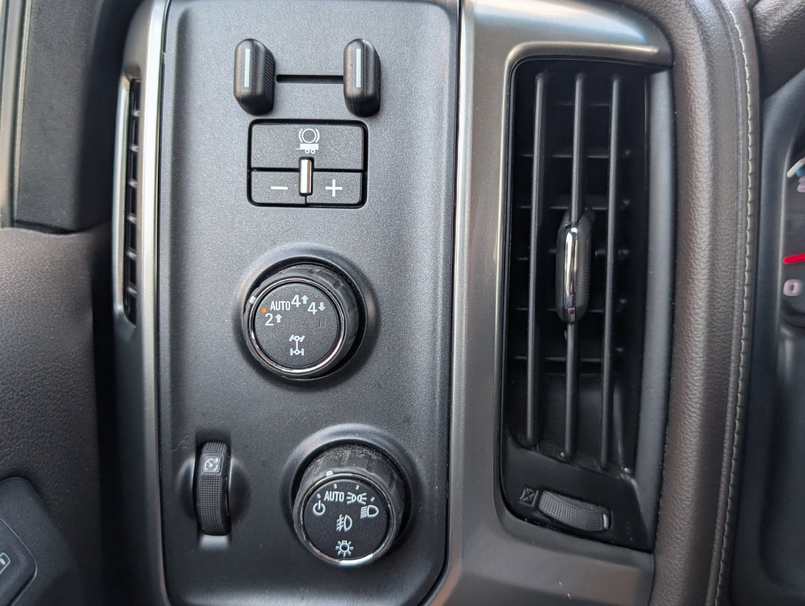 Used 2018 Chevrolet Silverado 1500 LTZ Z71 w/ LTZ Plus Package AWD/4WD image 8