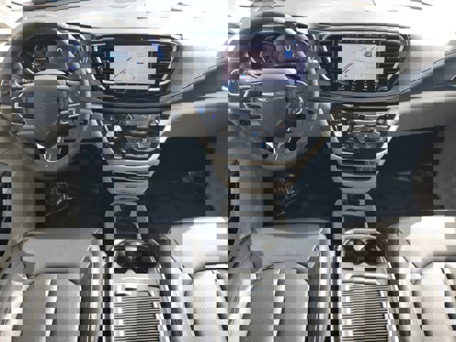 Used 2024 Chrysler Pacifica Select image 7
