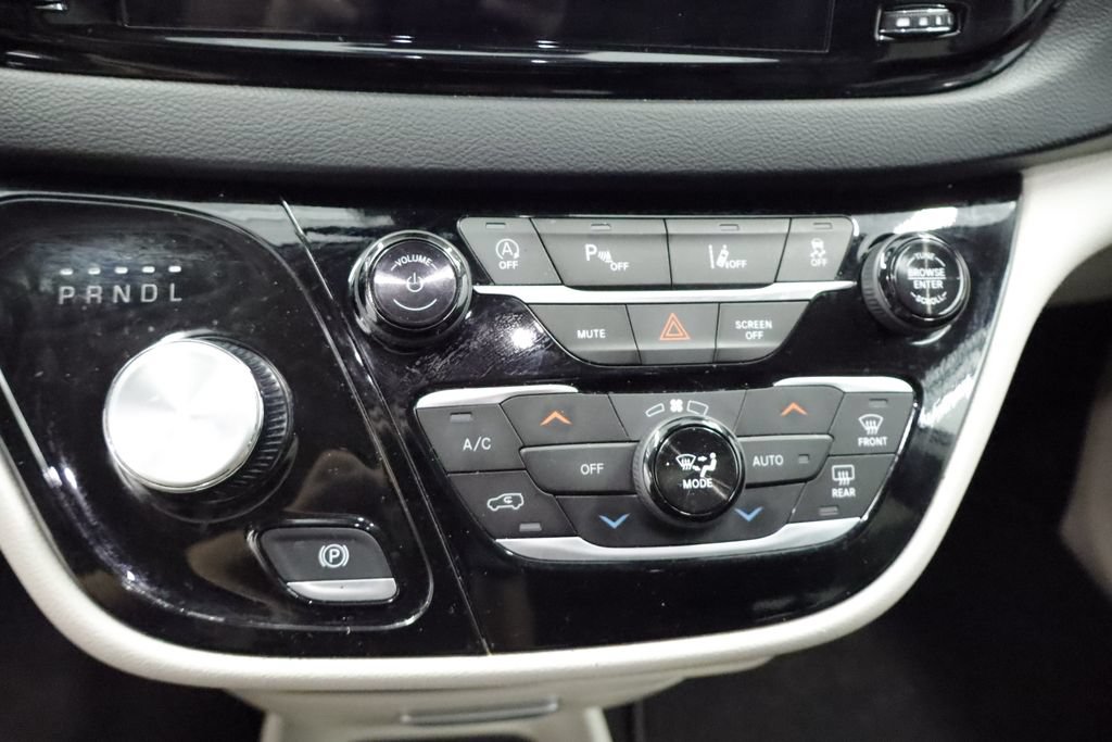 Certified 2024 Chrysler Pacifica Touring-L FWD image 29