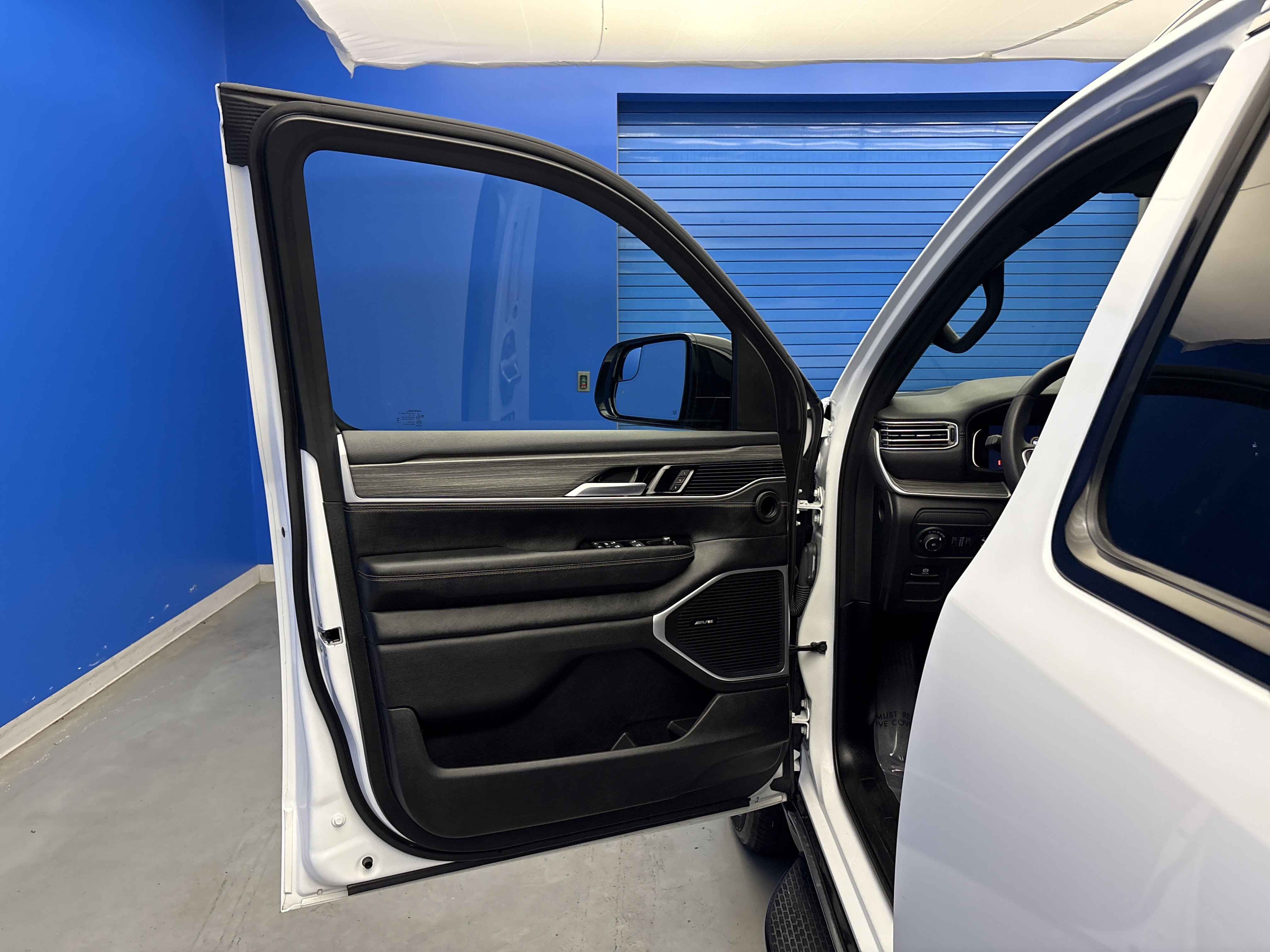 Used 2024 Jeep Wagoneer L Series II w/ Flexible Seating Group image 9