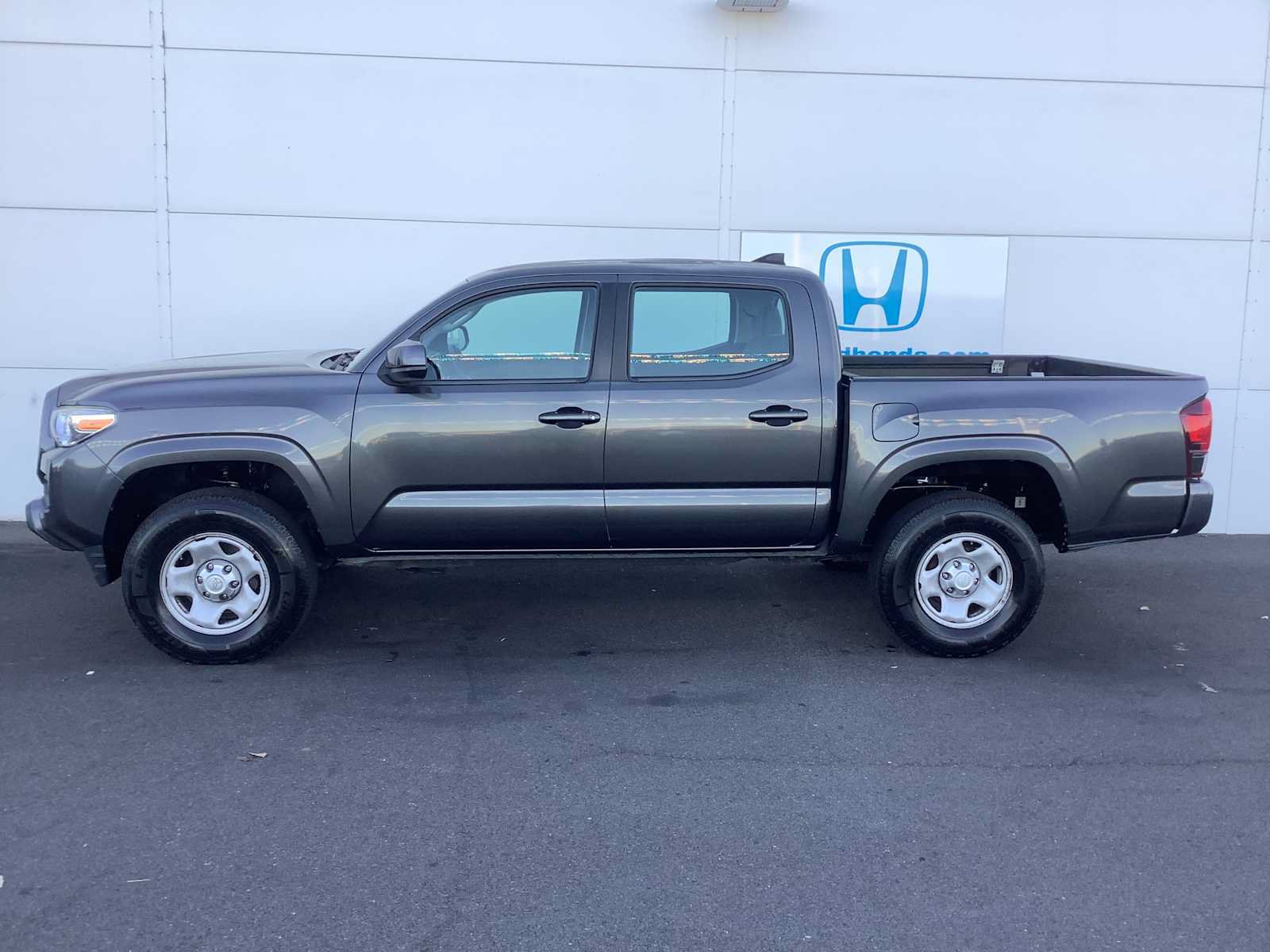 Used 2018 Toyota Tacoma SR w/ SR Convenience Package AWD/4WD image 3