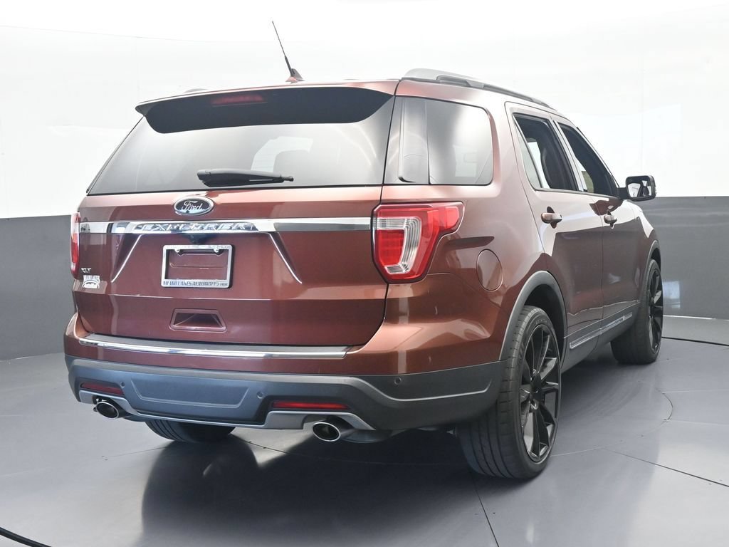 Used 2018 Ford Explorer XLT w/ Equipment Group 202A FWD image 5