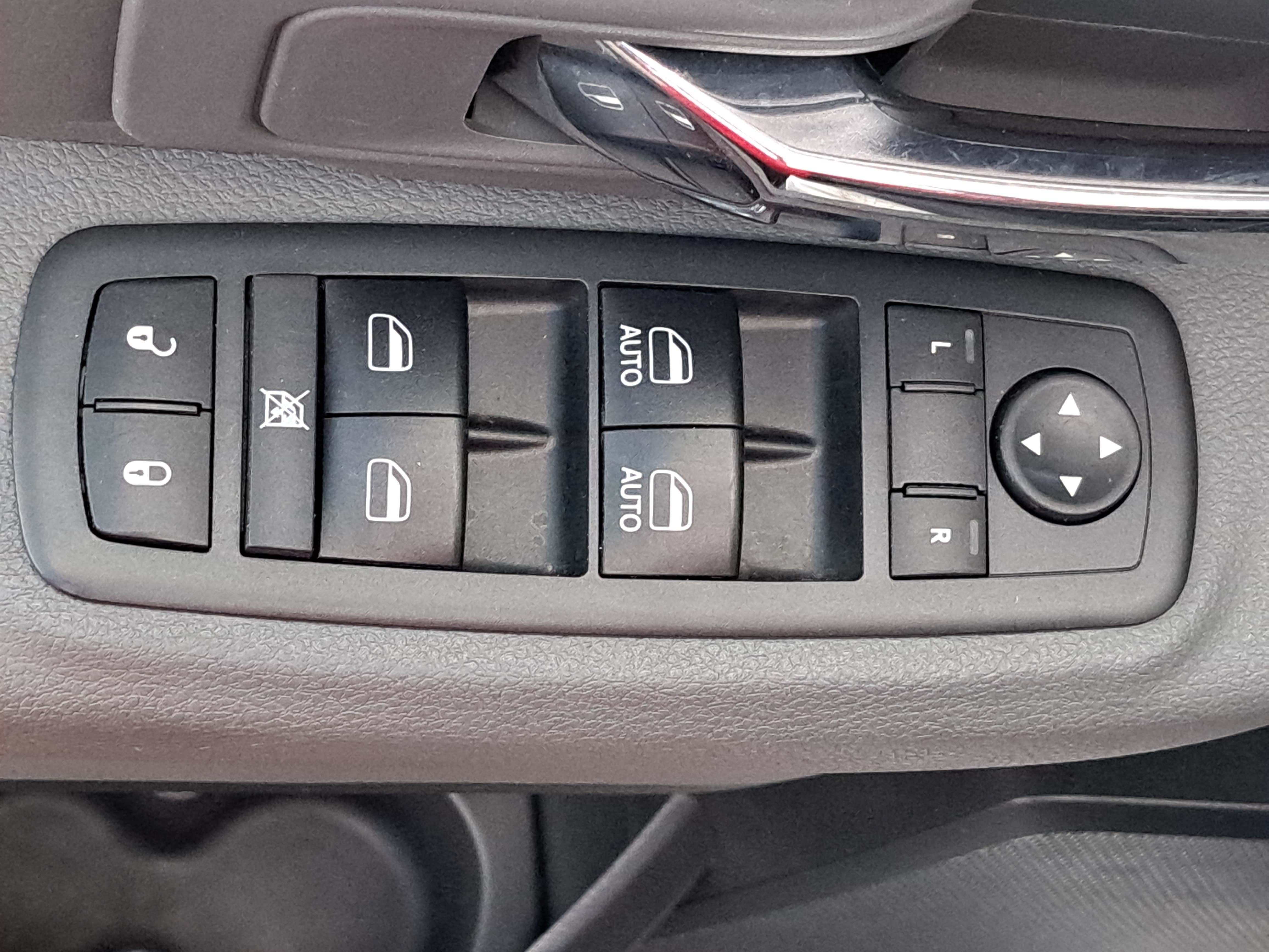 Used 2018 RAM 1500 Classic SLT AWD/4WD image 23