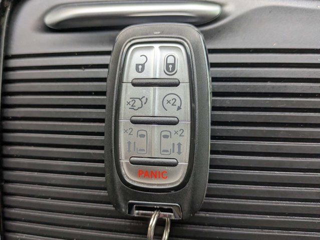 Used 2022 Chrysler Pacifica Limited w/ Uconnect Theater Family Group FWD image 34