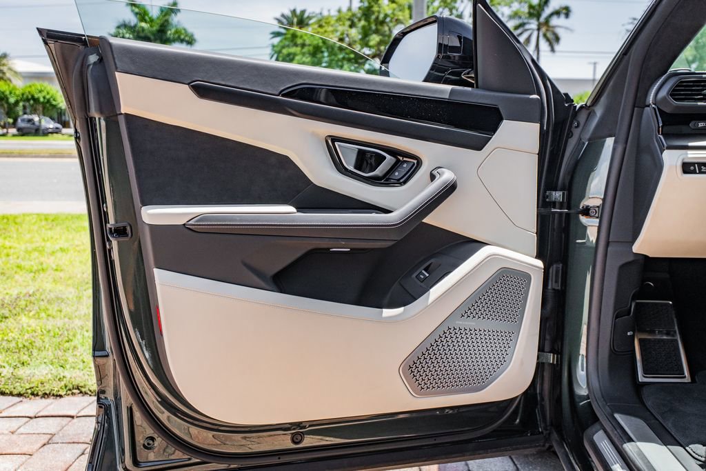 Used 2024 Lamborghini Urus S AWD/4WD image 17