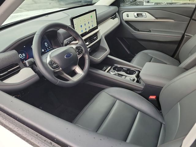Used 2025 Ford Explorer Active w/ Active Comfort Package RWD image 3